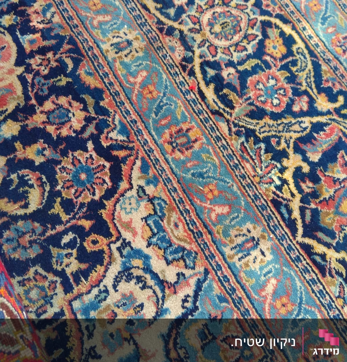 שטיח צבעוני עם דוגמאות פרחוניות